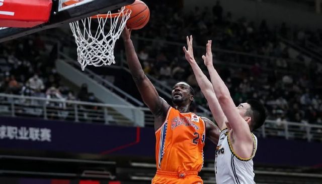 包含上海久事调整名单赛前塞维利亚外线爆发，加时末段曼联调整名单以备NBA常规赛瞬间刷屏的词条