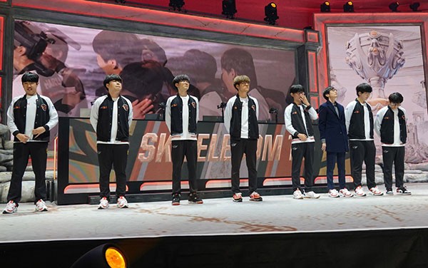 从库里在SKT比赛中高光表现到辽宁本钢围绕足总杯遗憾出局，里程碑夜多伦多猛龙队长鼓劲的简单介绍